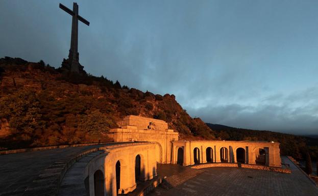 Aspecto de la basíilica del Valle de los Caídos ayer al anochecer, tras la intensa jornada con la exhumación de los restos de Franco.