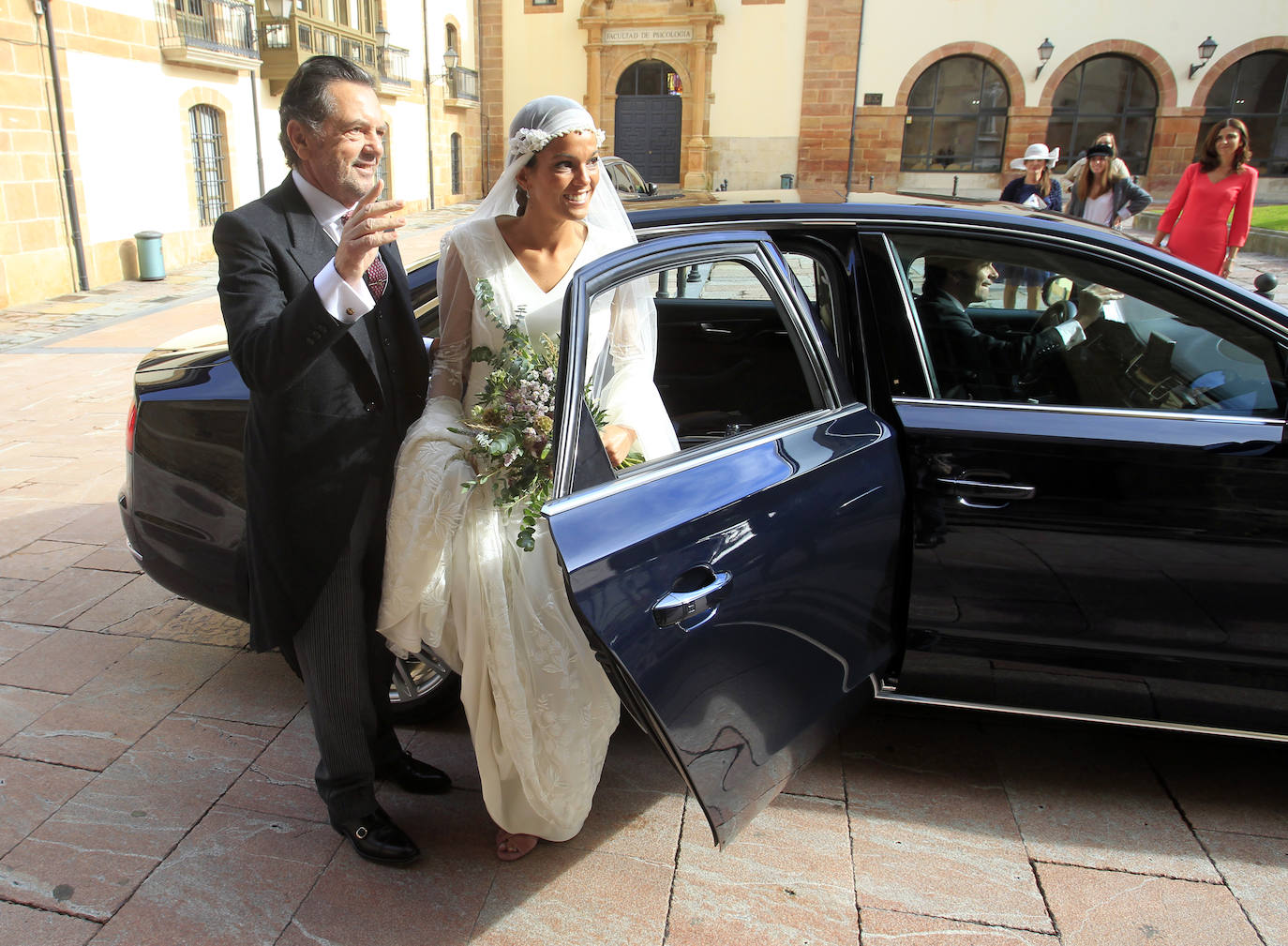 La hija del ya jubilado presidente de funeraria Gijonesa, Paloma Vidal-Abarca, se casó el 26 de octubre con Álvaro Leyva. La misa tuvo lugar en la iglesia de Santa María de la Corte de Oviedo y la novia llegó ocho minutos después de la una de la tarde a la calle San Vicente. La pareja, que reside en Madrid, ha querido celebrar la ceremonia en la ciudad donde nació y creció Vidal-Abarca. La comitiva entre la que se encontraba el padre de la novia, Luis Manuel García, se dirigió después al hotel de la Reconquista para disfrutar del convite. TEXTO: ROSALÍA AGUDÍN