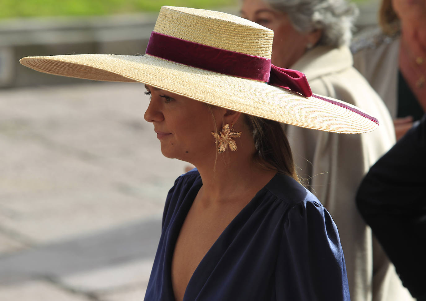 La hija del ya jubilado presidente de funeraria Gijonesa, Paloma Vidal-Abarca, se casó el 26 de octubre con Álvaro Leyva. La misa tuvo lugar en la iglesia de Santa María de la Corte de Oviedo y la novia llegó ocho minutos después de la una de la tarde a la calle San Vicente. La pareja, que reside en Madrid, ha querido celebrar la ceremonia en la ciudad donde nació y creció Vidal-Abarca. La comitiva entre la que se encontraba el padre de la novia, Luis Manuel García, se dirigió después al hotel de la Reconquista para disfrutar del convite. TEXTO: ROSALÍA AGUDÍN