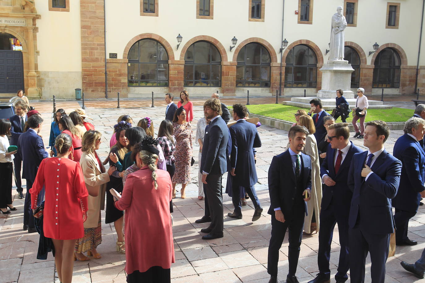 La hija del ya jubilado presidente de funeraria Gijonesa, Paloma Vidal-Abarca, se casó el 26 de octubre con Álvaro Leyva. La misa tuvo lugar en la iglesia de Santa María de la Corte de Oviedo y la novia llegó ocho minutos después de la una de la tarde a la calle San Vicente. La pareja, que reside en Madrid, ha querido celebrar la ceremonia en la ciudad donde nació y creció Vidal-Abarca. La comitiva entre la que se encontraba el padre de la novia, Luis Manuel García, se dirigió después al hotel de la Reconquista para disfrutar del convite. TEXTO: ROSALÍA AGUDÍN