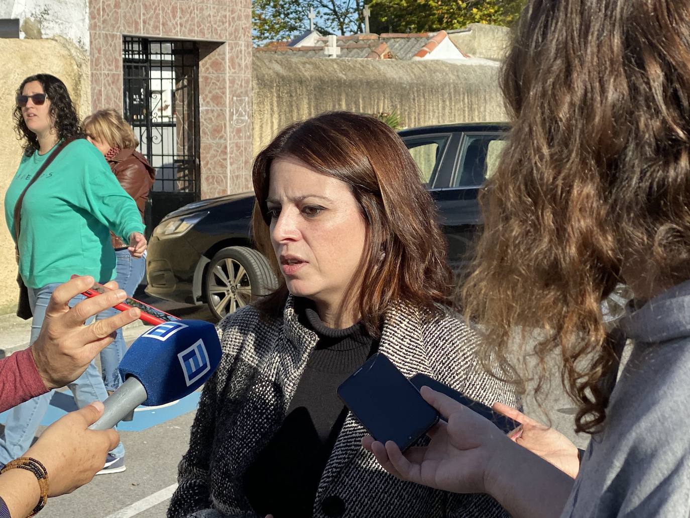 El cementerio de Carbayín Alto ha acogido el acto de homenaje a los mártires de Carbayín con la presencia de Adriana Lastra, vicesecretaria general del PSOE y número uno de la candidatura del PSOE al Congreso por Asturias