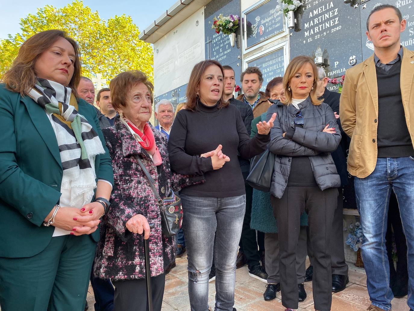El cementerio de Carbayín Alto ha acogido el acto de homenaje a los mártires de Carbayín con la presencia de Adriana Lastra, vicesecretaria general del PSOE y número uno de la candidatura del PSOE al Congreso por Asturias