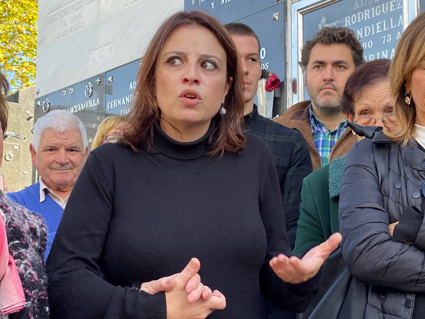 El cementerio de Carbayín Alto ha acogido el acto de homenaje a los mártires de Carbayín con la presencia de Adriana Lastra, vicesecretaria general del PSOE y número uno de la candidatura del PSOE al Congreso por Asturias