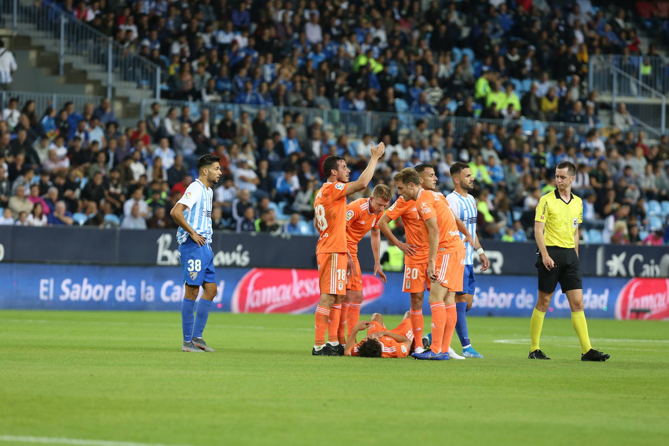 El conjunto azul pierde en La Rosaleda. Los tantos fueron de Antoñín y Adrián para el conjunto andaluz y de Ibra para el Real Oviedo. 