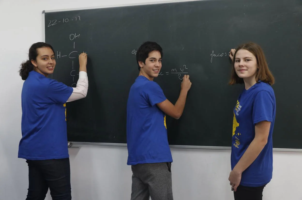 Lucía Aparicio, Ismael Suárez y Aylén Álvarez en una de las aulas del instituto Aramo donde cursan Cuarto de la ESO. 