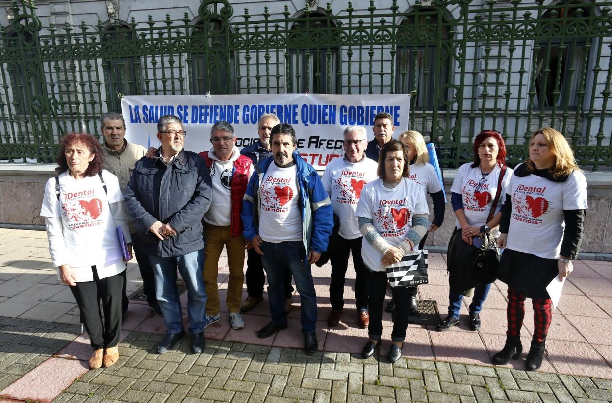 Algunos de los afectados de iDental, ante la Junta. :: PABLO LORENZANA