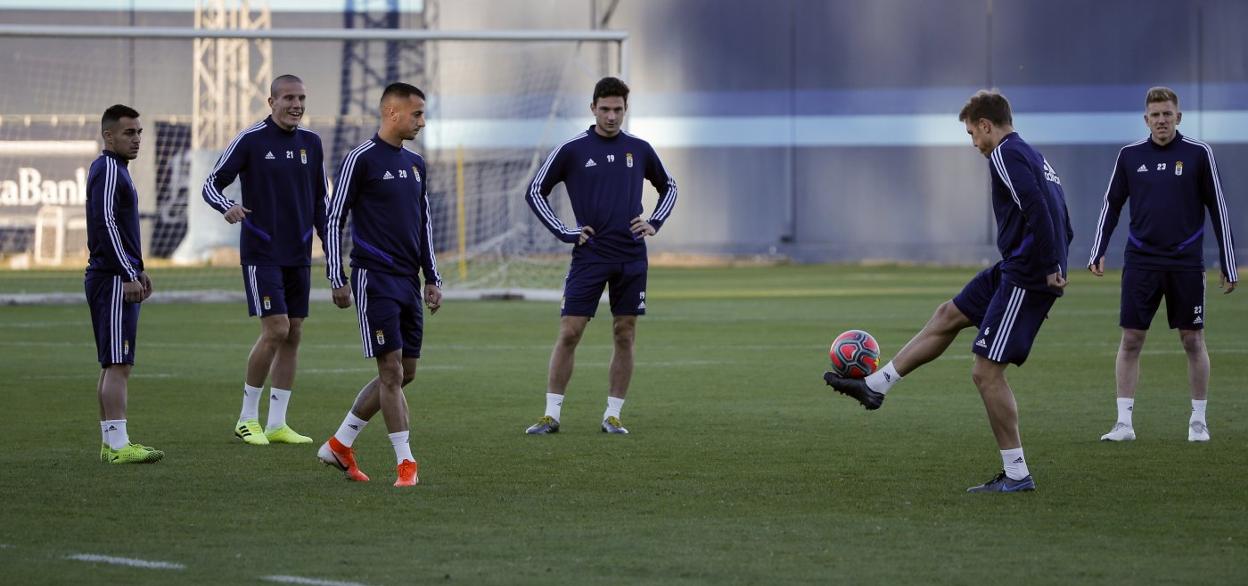 Carlos Hernández toca el balón ante Joselu, Lolo, Tejera, Borja Sánchez y Mossa, en tierras malagueñas.