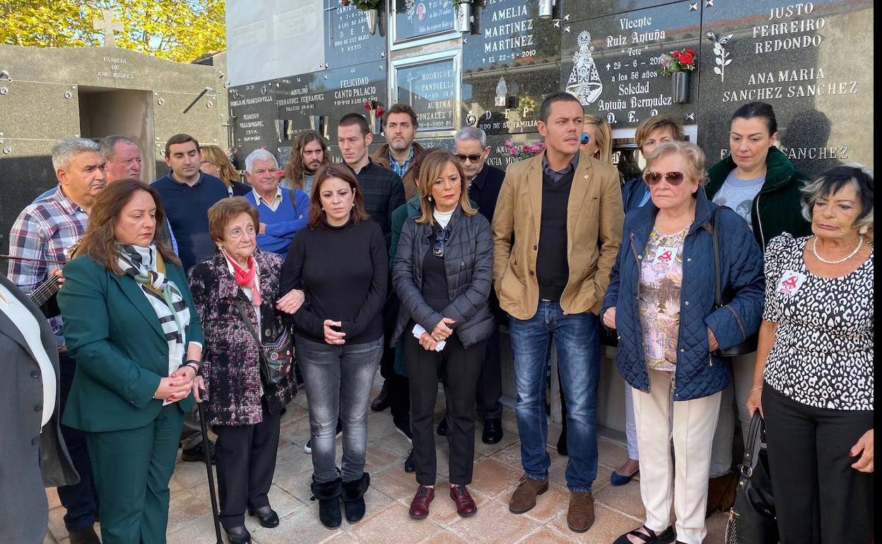 Adriana Lastra, en el centro de la imagen, durante el homenaje en el cementerio de Carbayín Alto