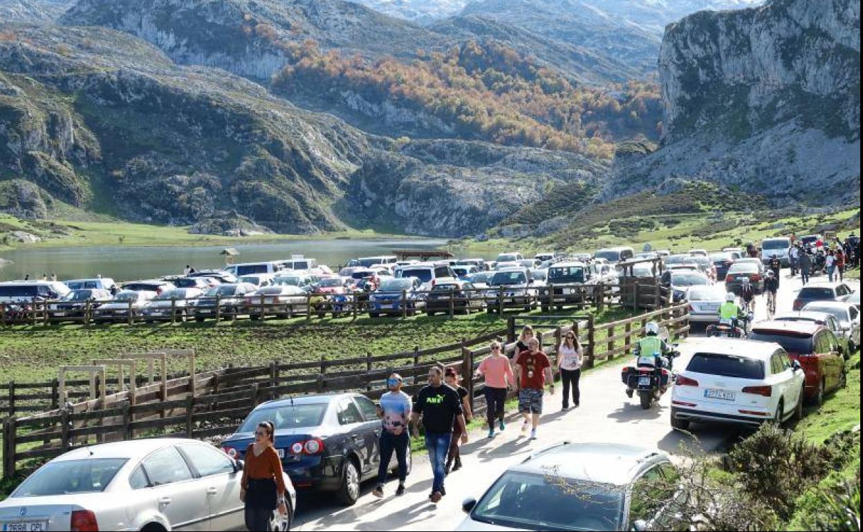 Atascos en el acceso da Los Lagos. 