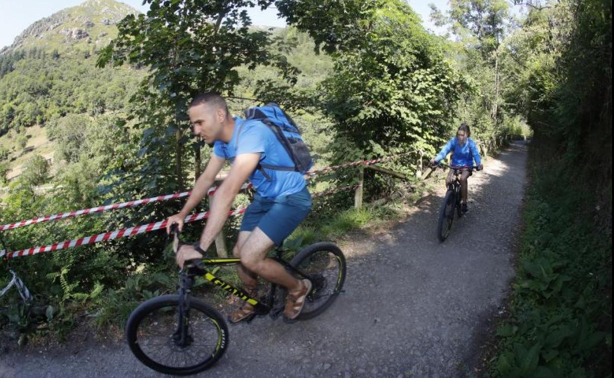 Dos ciclistas, en la Senda del Oso. 