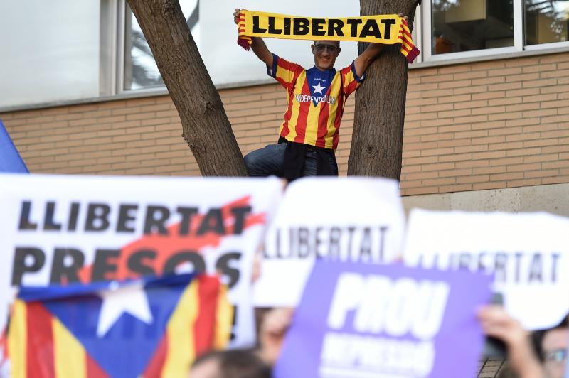 Miles de personas se concentran en Barcelona para protestar por la sentencia del 'procés'.