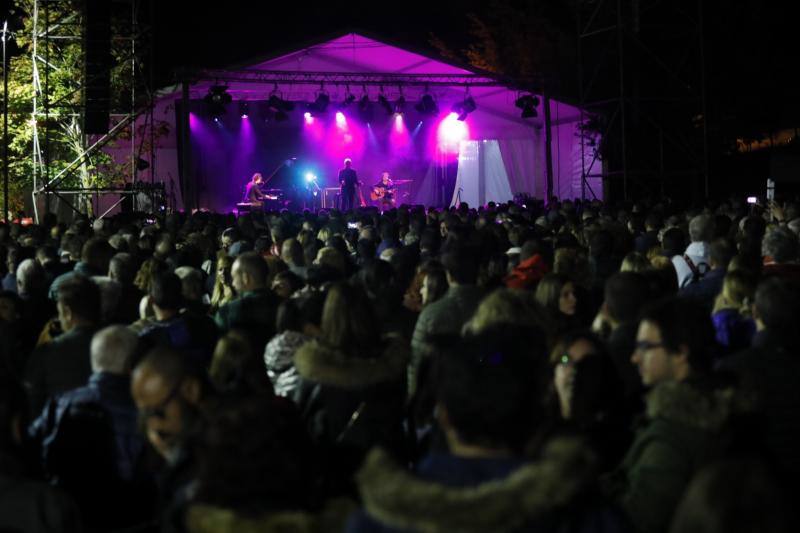 Víctor Manuel, Chus Pedro o Anabel Santiago fueron algunos de los músicos que actuaron este sábado en la fiesta de la asociación cultural Serondaya. 