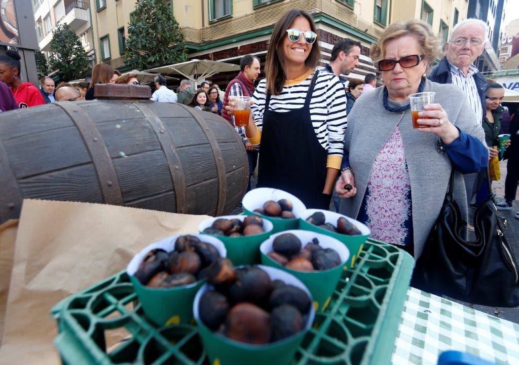 El bulevar de la calle Gascona, en Oviedo, acogió este domingo su tradicional amagüestu. Los asadores, llegados desde Candamo, encendieron las parrillas a las siete de la mañana e hicieron cerca de una tonelada de este fruto a fuego lento. Se sirvieron, también, dos mil litros de esta bebida y ambos productos conquistaron a los ovetenses. Incluso los más pequeños de la casa se mostraron encantados. La cita llenó, una vez más, la calle Gascona. El buen tiempo acompañó, el sol predominó durante la cita, y las sidrerías estaban a reventar. Además, los cabezudos de Gascona hicieron de las suya durante toda la cita. TEXTO: ROSALÍA AGUDÍN 