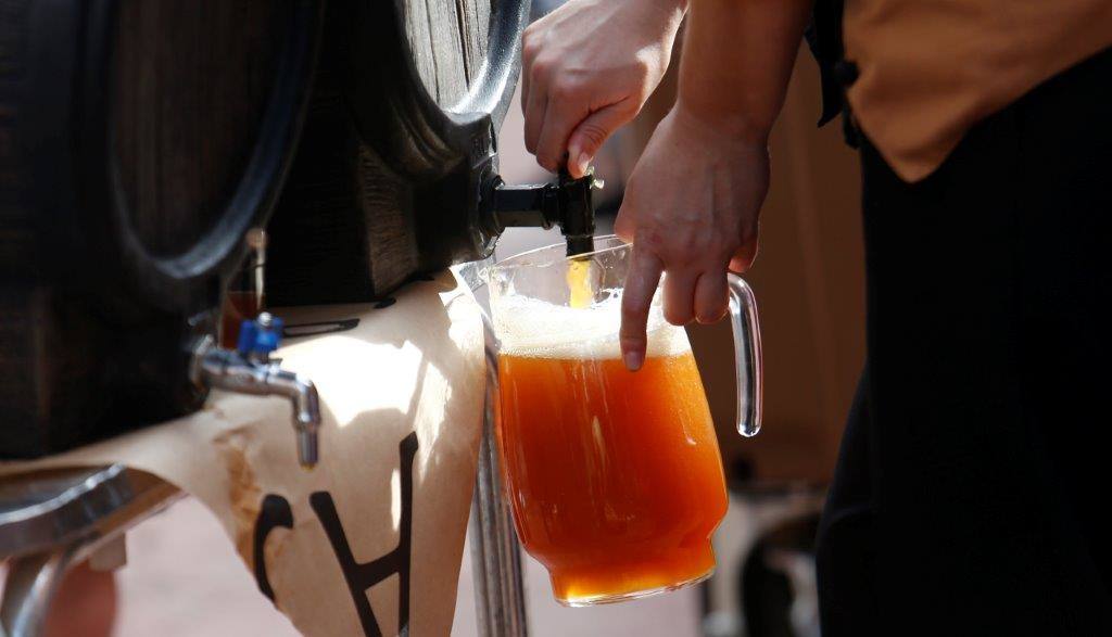 El bulevar de la calle Gascona, en Oviedo, acogió este domingo su tradicional amagüestu. Los asadores, llegados desde Candamo, encendieron las parrillas a las siete de la mañana e hicieron cerca de una tonelada de este fruto a fuego lento. Se sirvieron, también, dos mil litros de esta bebida y ambos productos conquistaron a los ovetenses. Incluso los más pequeños de la casa se mostraron encantados. La cita llenó, una vez más, la calle Gascona. El buen tiempo acompañó, el sol predominó durante la cita, y las sidrerías estaban a reventar. Además, los cabezudos de Gascona hicieron de las suya durante toda la cita. TEXTO: ROSALÍA AGUDÍN 