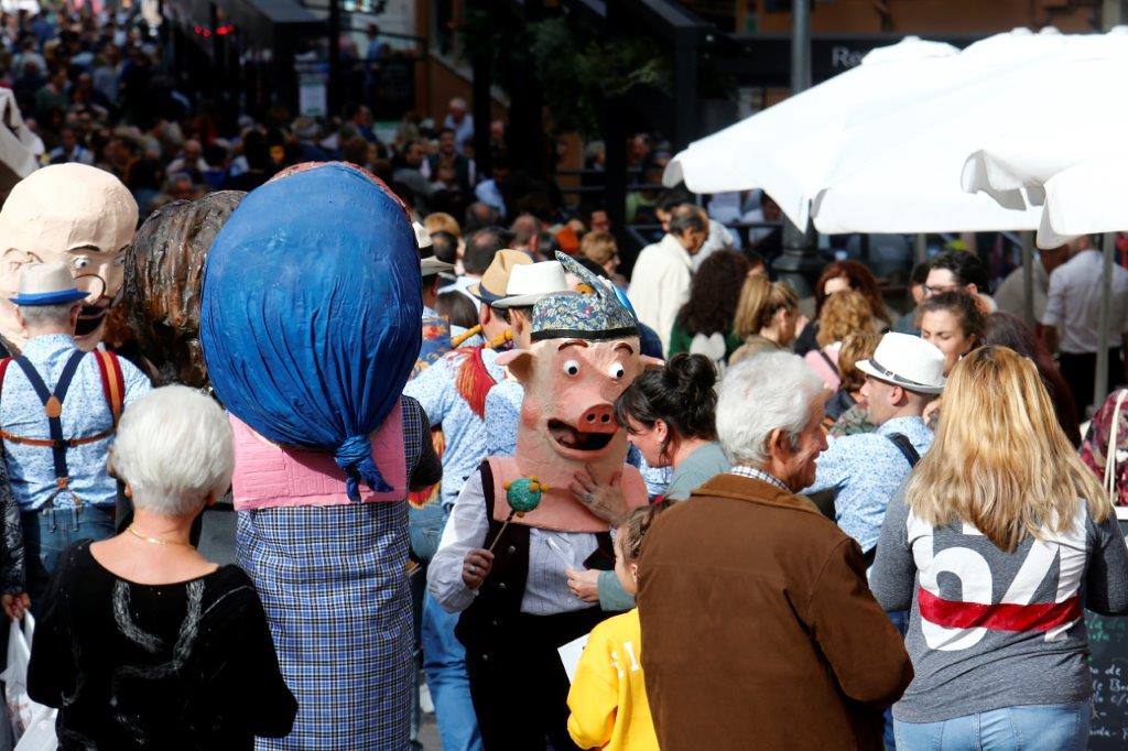 El bulevar de la calle Gascona, en Oviedo, acogió este domingo su tradicional amagüestu. Los asadores, llegados desde Candamo, encendieron las parrillas a las siete de la mañana e hicieron cerca de una tonelada de este fruto a fuego lento. Se sirvieron, también, dos mil litros de esta bebida y ambos productos conquistaron a los ovetenses. Incluso los más pequeños de la casa se mostraron encantados. La cita llenó, una vez más, la calle Gascona. El buen tiempo acompañó, el sol predominó durante la cita, y las sidrerías estaban a reventar. Además, los cabezudos de Gascona hicieron de las suya durante toda la cita. TEXTO: ROSALÍA AGUDÍN 