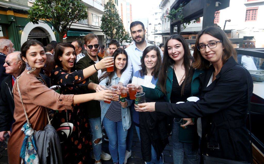 El bulevar de la calle Gascona, en Oviedo, acogió este domingo su tradicional amagüestu. Los asadores, llegados desde Candamo, encendieron las parrillas a las siete de la mañana e hicieron cerca de una tonelada de este fruto a fuego lento. Se sirvieron, también, dos mil litros de esta bebida y ambos productos conquistaron a los ovetenses. Incluso los más pequeños de la casa se mostraron encantados. La cita llenó, una vez más, la calle Gascona. El buen tiempo acompañó, el sol predominó durante la cita, y las sidrerías estaban a reventar. Además, los cabezudos de Gascona hicieron de las suya durante toda la cita. TEXTO: ROSALÍA AGUDÍN 