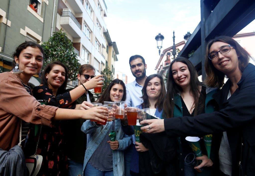 El bulevar de la calle Gascona, en Oviedo, acogió este domingo su tradicional amagüestu. Los asadores, llegados desde Candamo, encendieron las parrillas a las siete de la mañana e hicieron cerca de una tonelada de este fruto a fuego lento. Se sirvieron, también, dos mil litros de esta bebida y ambos productos conquistaron a los ovetenses. Incluso los más pequeños de la casa se mostraron encantados. La cita llenó, una vez más, la calle Gascona. El buen tiempo acompañó, el sol predominó durante la cita, y las sidrerías estaban a reventar. Además, los cabezudos de Gascona hicieron de las suya durante toda la cita. TEXTO: ROSALÍA AGUDÍN 