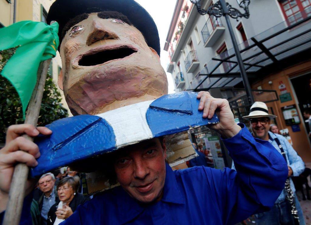 El bulevar de la calle Gascona, en Oviedo, acogió este domingo su tradicional amagüestu. Los asadores, llegados desde Candamo, encendieron las parrillas a las siete de la mañana e hicieron cerca de una tonelada de este fruto a fuego lento. Se sirvieron, también, dos mil litros de esta bebida y ambos productos conquistaron a los ovetenses. Incluso los más pequeños de la casa se mostraron encantados. La cita llenó, una vez más, la calle Gascona. El buen tiempo acompañó, el sol predominó durante la cita, y las sidrerías estaban a reventar. Además, los cabezudos de Gascona hicieron de las suya durante toda la cita. TEXTO: ROSALÍA AGUDÍN 