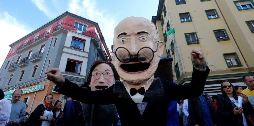 El bulevar de la calle Gascona, en Oviedo, acogió este domingo su tradicional amagüestu. Los asadores, llegados desde Candamo, encendieron las parrillas a las siete de la mañana e hicieron cerca de una tonelada de este fruto a fuego lento. Se sirvieron, también, dos mil litros de esta bebida y ambos productos conquistaron a los ovetenses. Incluso los más pequeños de la casa se mostraron encantados. La cita llenó, una vez más, la calle Gascona. El buen tiempo acompañó, el sol predominó durante la cita, y las sidrerías estaban a reventar. Además, los cabezudos de Gascona hicieron de las suya durante toda la cita. TEXTO: ROSALÍA AGUDÍN 