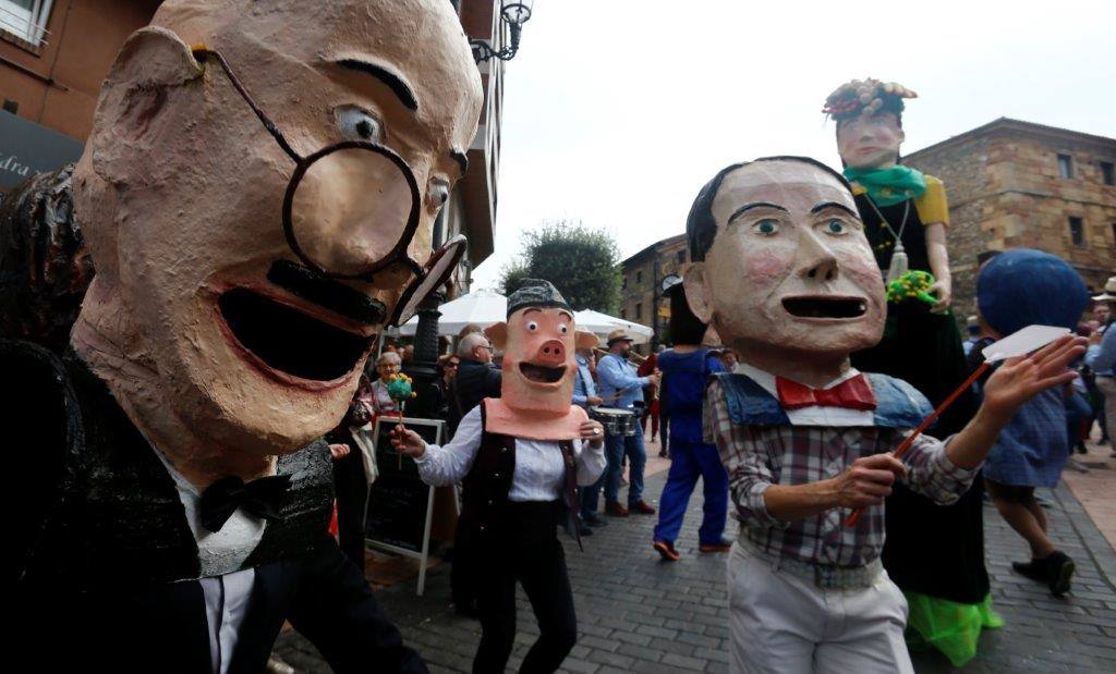 El bulevar de la calle Gascona, en Oviedo, acogió este domingo su tradicional amagüestu. Los asadores, llegados desde Candamo, encendieron las parrillas a las siete de la mañana e hicieron cerca de una tonelada de este fruto a fuego lento. Se sirvieron, también, dos mil litros de esta bebida y ambos productos conquistaron a los ovetenses. Incluso los más pequeños de la casa se mostraron encantados. La cita llenó, una vez más, la calle Gascona. El buen tiempo acompañó, el sol predominó durante la cita, y las sidrerías estaban a reventar. Además, los cabezudos de Gascona hicieron de las suya durante toda la cita. TEXTO: ROSALÍA AGUDÍN 