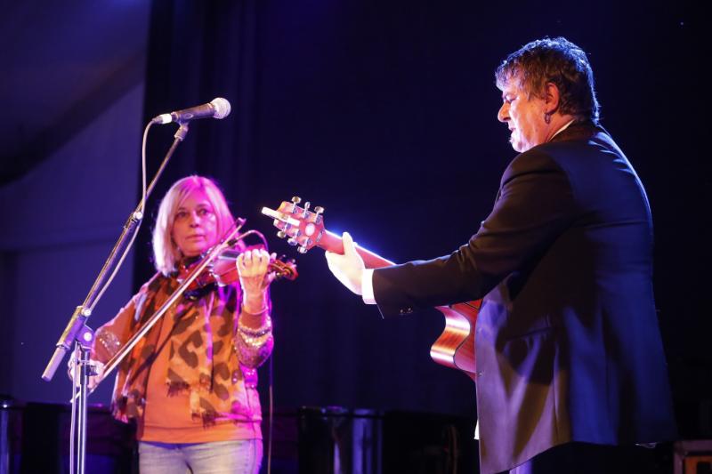 Víctor Manuel, Chus Pedro o Anabel Santiago fueron algunos de los músicos que actuaron este sábado en la fiesta de la asociación cultural Serondaya. 