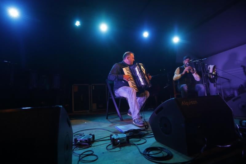 Víctor Manuel, Chus Pedro o Anabel Santiago fueron algunos de los músicos que actuaron este sábado en la fiesta de la asociación cultural Serondaya. 