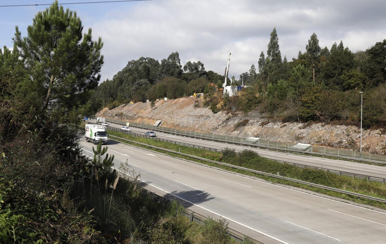 Trabajos en el nudo de Serín para estabilgizar el talud que ha provocado el bache. 