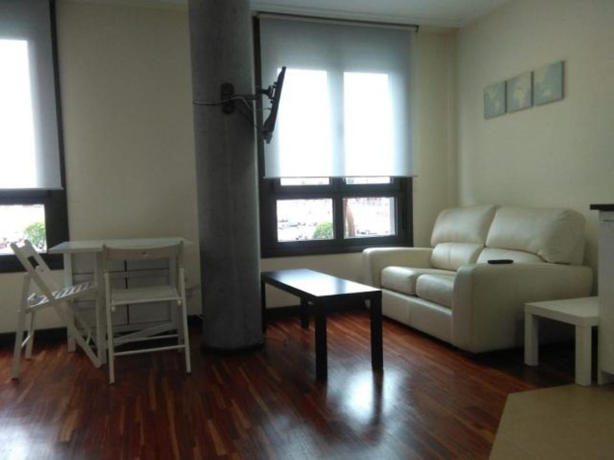 Estudio de 34 m2 al lado de la plaza de Europa. Son 520 euros al mes.