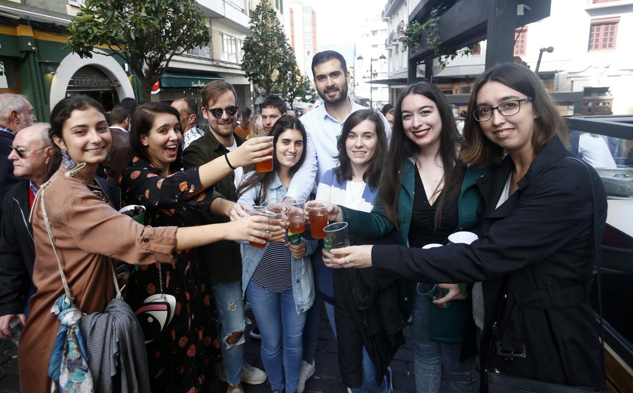 Ana Lores, Lucía Bellas, Ramón Lorenzo, Raquel Sánchez, Laura Cid, Franco Daniel, Isabel y Cristina Canal brindan con la sidra dulce. 
