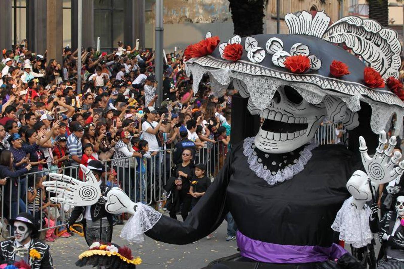 El Desfile Internacional del Día de los Muertos celebrado en México, estuvo protagonizado por catrinas, enormes calaveras, criaturas alegóricas, singulares carrozas y flores de los colores más llamativos. La creencia de los mexicanos, es que estas flores y en concreto la flor naranja de cempasúchil (planta que protagonizó gran parte del desfile) son las encargadas de guiar a los difuntos a que se reencuentren con sus familiares.