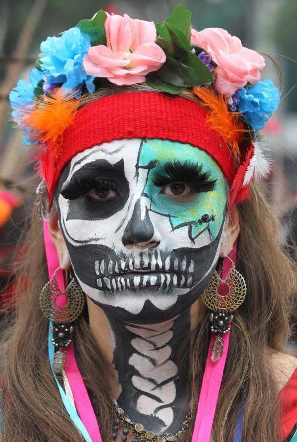 El Desfile Internacional del Día de los Muertos celebrado en México, estuvo protagonizado por catrinas, enormes calaveras, criaturas alegóricas, singulares carrozas y flores de los colores más llamativos. La creencia de los mexicanos, es que estas flores y en concreto la flor naranja de cempasúchil (planta que protagonizó gran parte del desfile) son las encargadas de guiar a los difuntos a que se reencuentren con sus familiares.