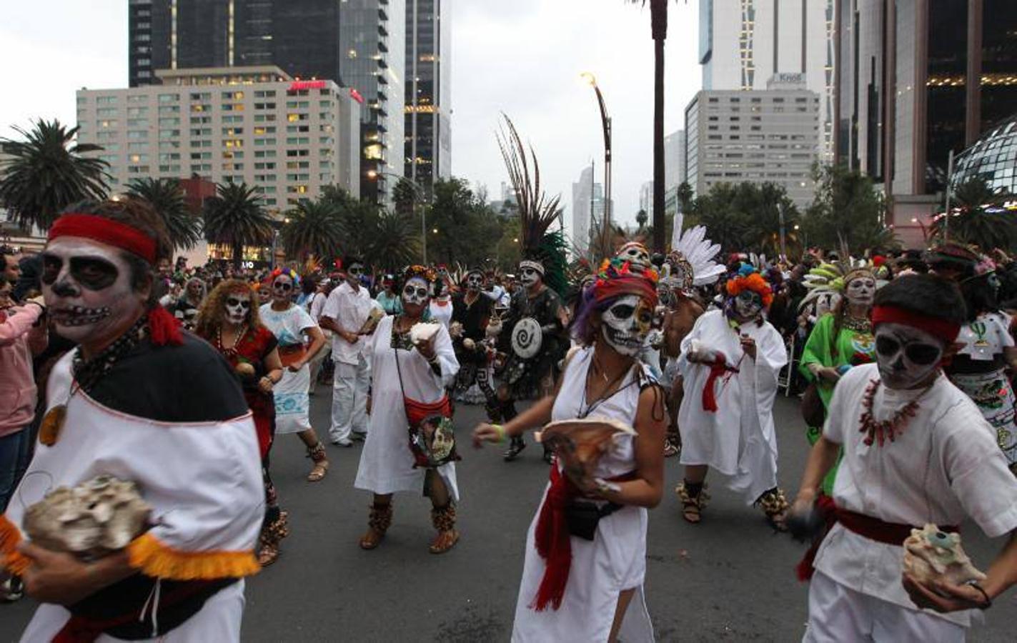 El Desfile Internacional del Día de los Muertos celebrado en México, estuvo protagonizado por catrinas, enormes calaveras, criaturas alegóricas, singulares carrozas y flores de los colores más llamativos. La creencia de los mexicanos, es que estas flores y en concreto la flor naranja de cempasúchil (planta que protagonizó gran parte del desfile) son las encargadas de guiar a los difuntos a que se reencuentren con sus familiares.