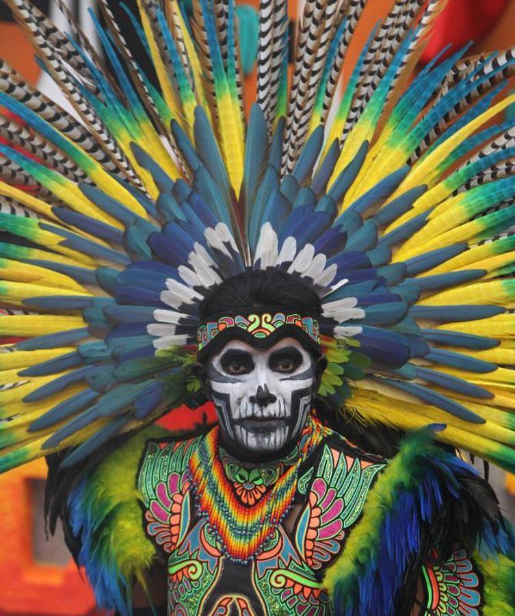 El Desfile Internacional del Día de los Muertos celebrado en México, estuvo protagonizado por catrinas, enormes calaveras, criaturas alegóricas, singulares carrozas y flores de los colores más llamativos. La creencia de los mexicanos, es que estas flores y en concreto la flor naranja de cempasúchil (planta que protagonizó gran parte del desfile) son las encargadas de guiar a los difuntos a que se reencuentren con sus familiares.