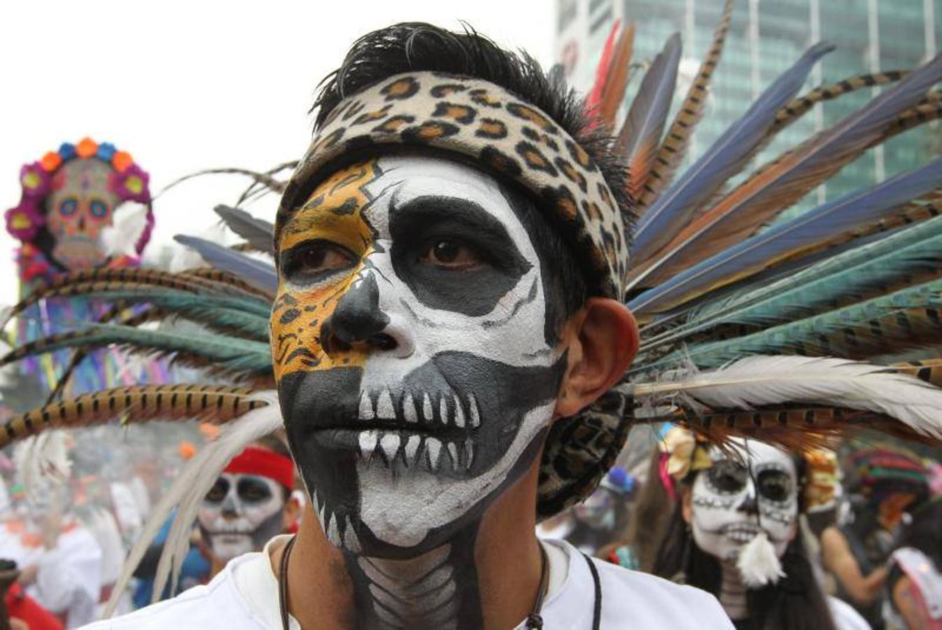 El Desfile Internacional del Día de los Muertos celebrado en México, estuvo protagonizado por catrinas, enormes calaveras, criaturas alegóricas, singulares carrozas y flores de los colores más llamativos. La creencia de los mexicanos, es que estas flores y en concreto la flor naranja de cempasúchil (planta que protagonizó gran parte del desfile) son las encargadas de guiar a los difuntos a que se reencuentren con sus familiares.