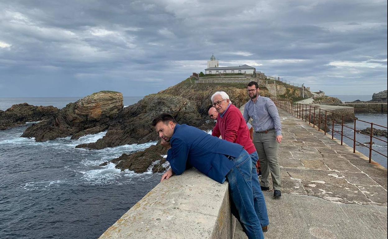 El diputado popular, Álvaro Queipo, visita el dique del puerto tapiego.