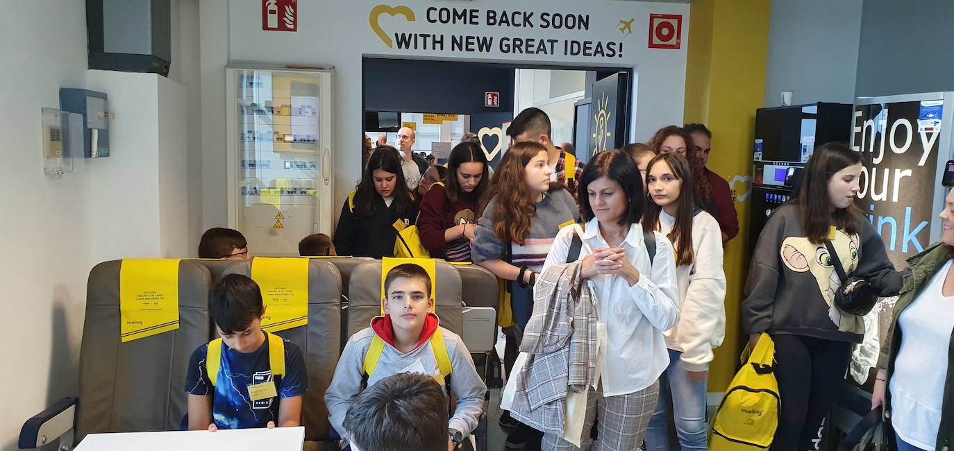 Fotos: 18 alumnos de ESO y Bachillerato del IES Elisa y Luis Villamil de Vegadeo vuelan a Barcelona para conocer la ciudad