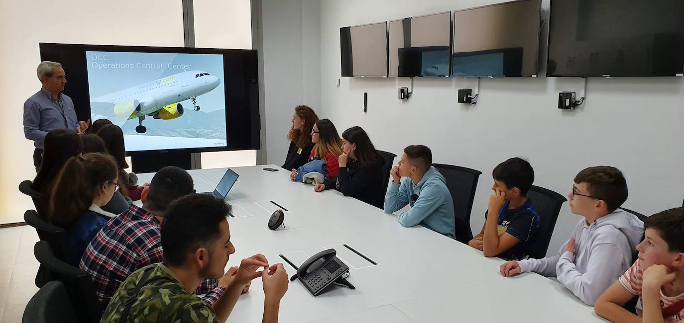 Fotos: 18 alumnos de ESO y Bachillerato del IES Elisa y Luis Villamil de Vegadeo vuelan a Barcelona para conocer la ciudad