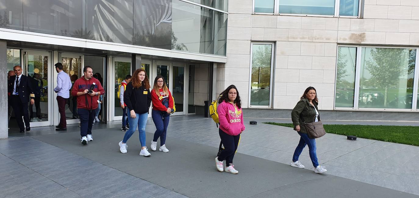 Fotos: 18 alumnos de ESO y Bachillerato del IES Elisa y Luis Villamil de Vegadeo vuelan a Barcelona para conocer la ciudad