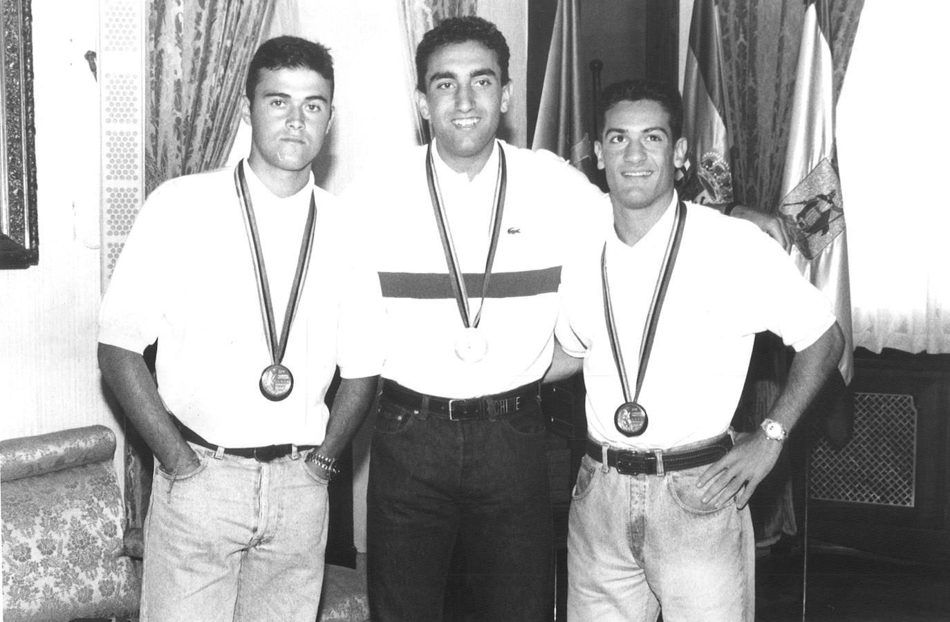 Los jugadores del Sporting Luis Enrique, Abelardo y Manjarín, en el ayuntamiento de Gijón con la medalla de oro conseguida por la selección española de fútbol en los Juegos Olímpicos de Barcelona (1992). 