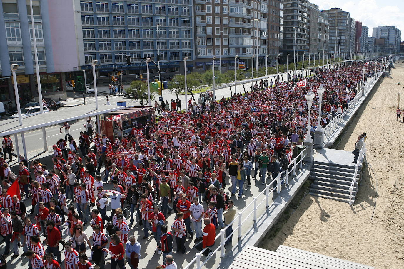 Centenares de aficionados del Sporting que se habían concentrado en el Campo Valdés convocados por varias peñas caminan en procesión hacia El Molinón por el Muro de San Lorenzo (2008). 