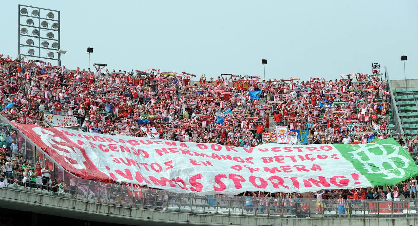 Los aficionados del Sporting celebran el ascenso a Primera División en la grada del Benito Villamarín (2015). 