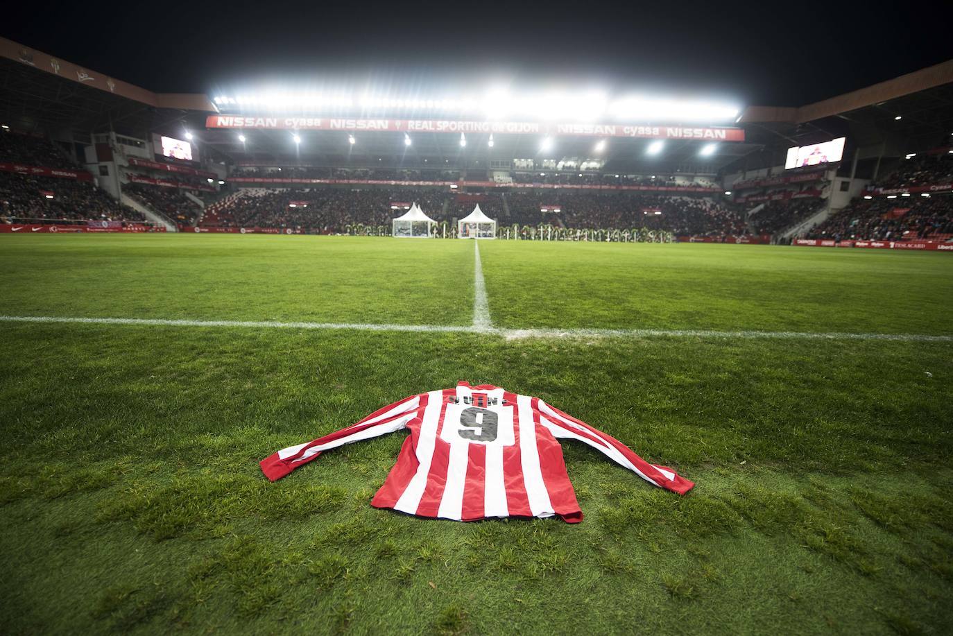 Una camiseta con el dorsal 9 sobre el césped de El Molinón durante el funeral de Enrique Castro 'Quini' (2018). 