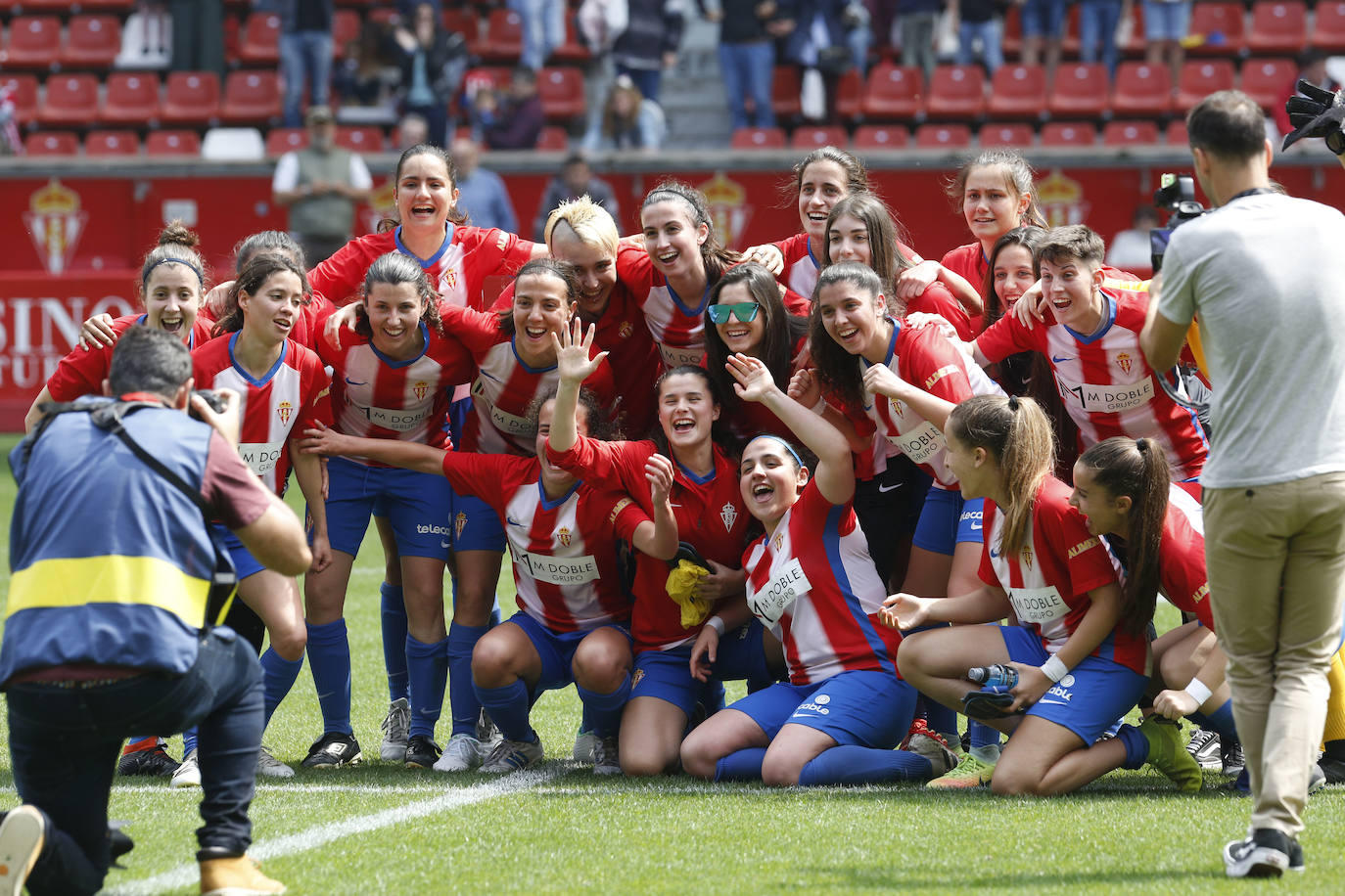 Una jugada del histórico partido de Segunda División de fútbol femenino disputada en El Molinón ante más de diez mil espectadores entre el Sporting y el Gijón Femenino (2019). 