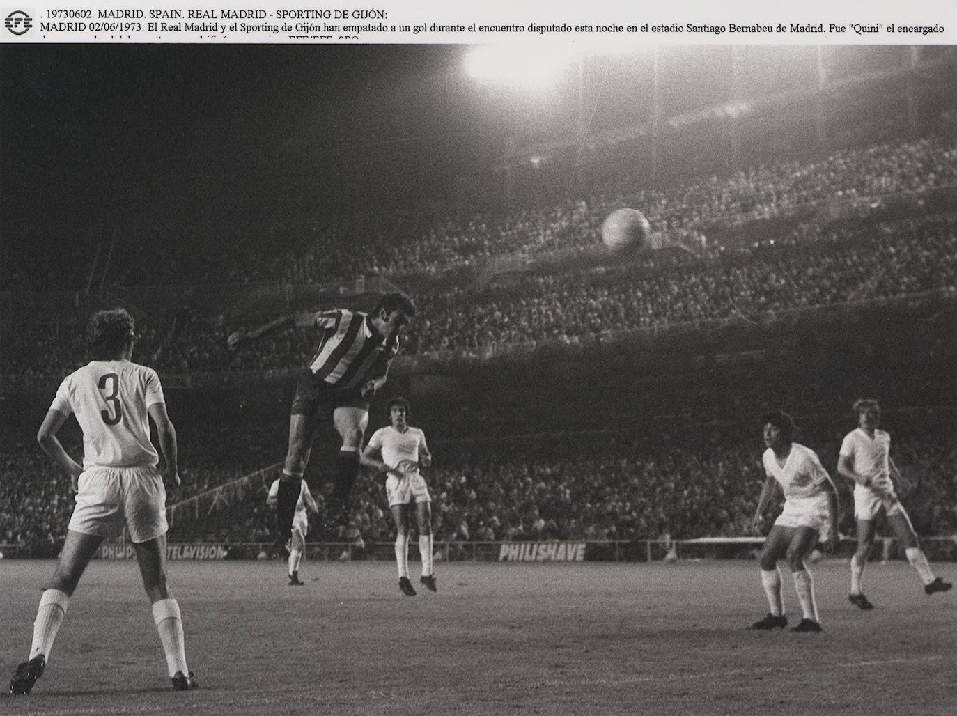 Enrique Castro 'Quini' remata de cabeza en un partido de liga entre el Real Madrid y el Sporting en el Bernabeu (1973). 