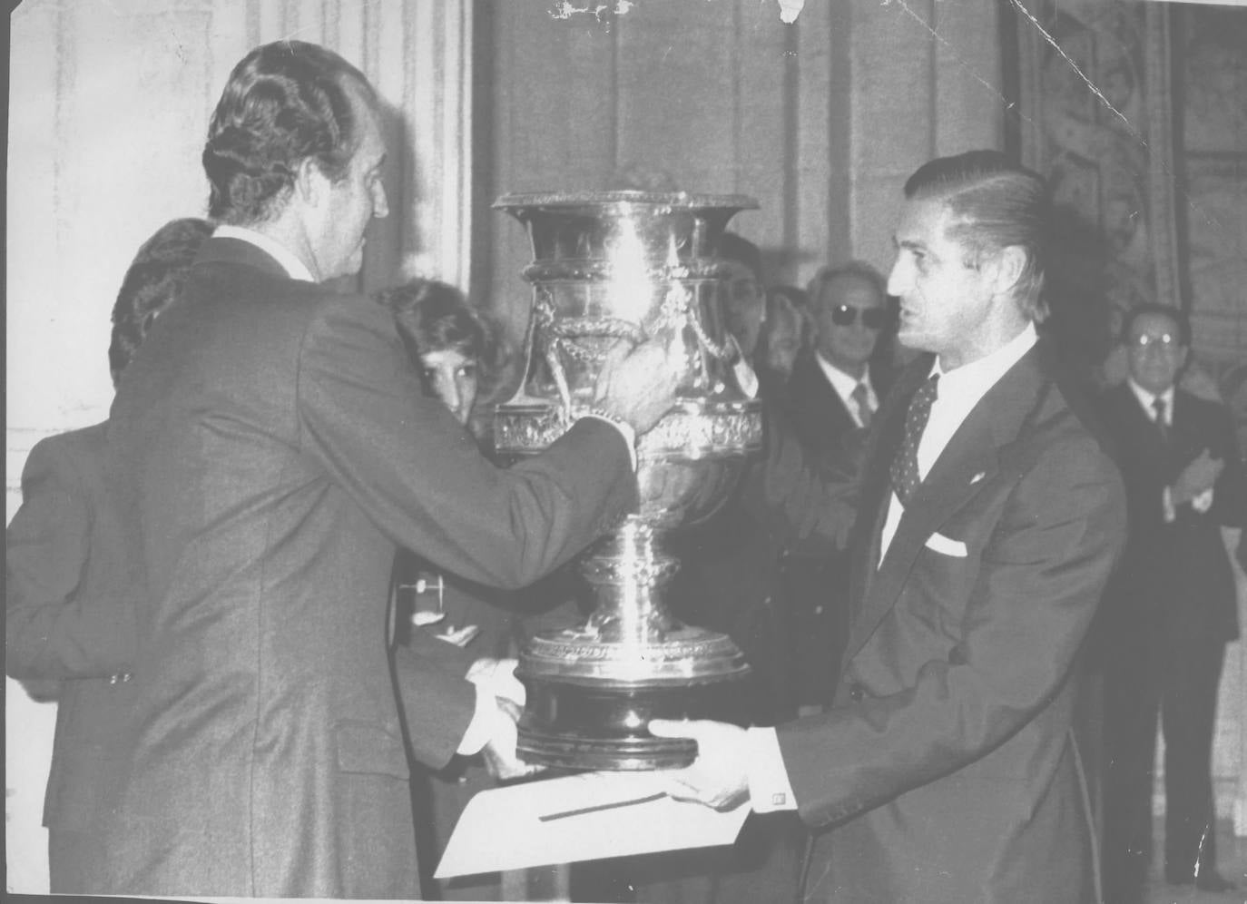 El rey Juan Carlos entrega a Manuel Vega Arango Alvaré, presidente del Sporting, la Copa Stadium de 1978.