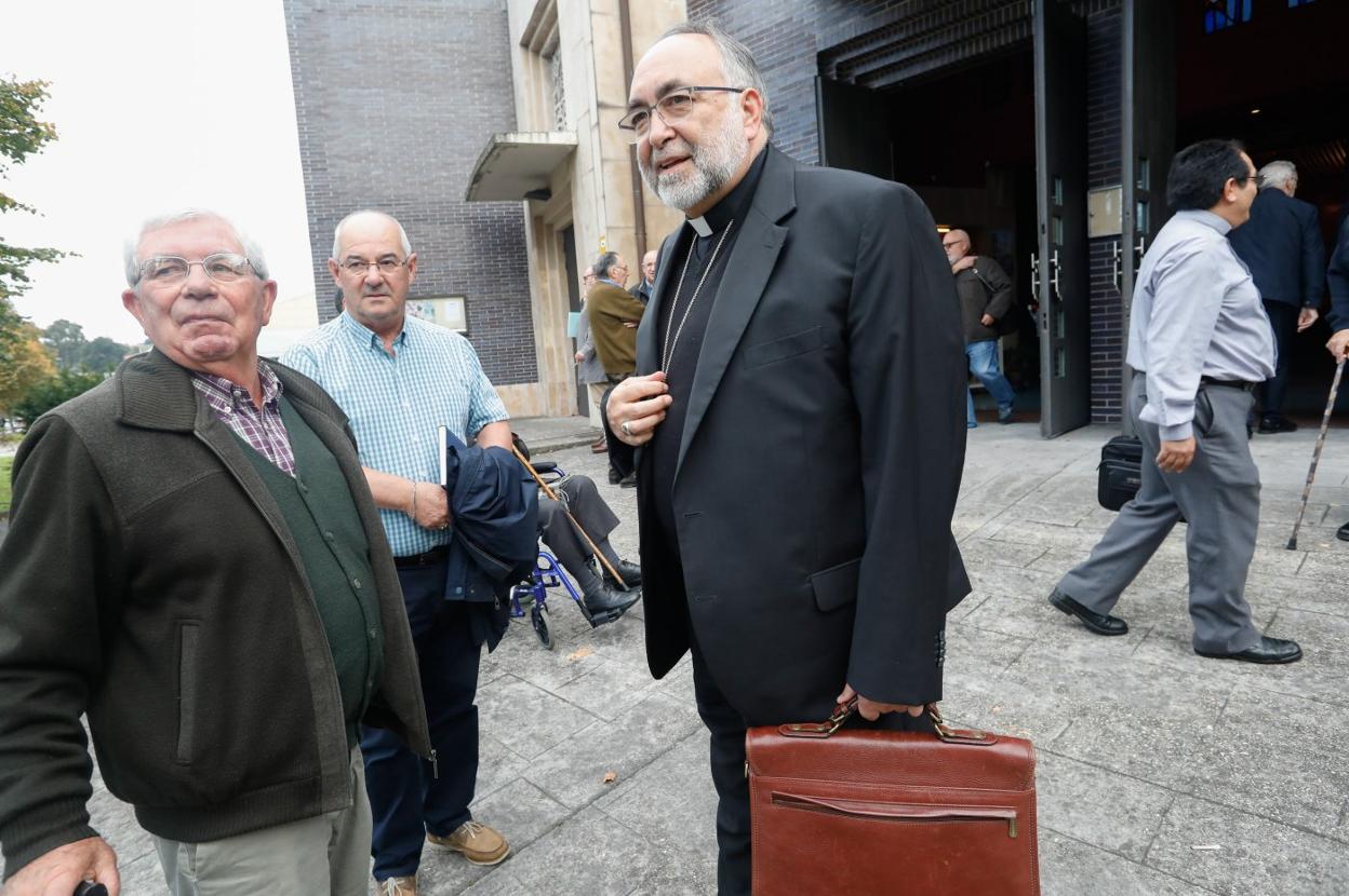 El arzobispo Jesús Sanz se reunió ayer con los sacerdotes del arciprestazgo de Avilés. 