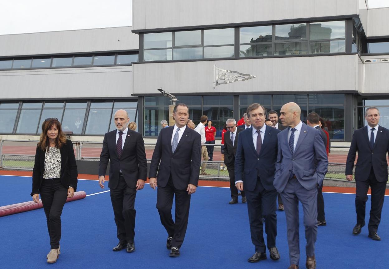 Antonio Corripio, presidente del Grupo, junto Juan Carlos Escotet, presidente de Abanca, segundo y tercero por la izquierda durante la visita a las instalaciones deportivas. 