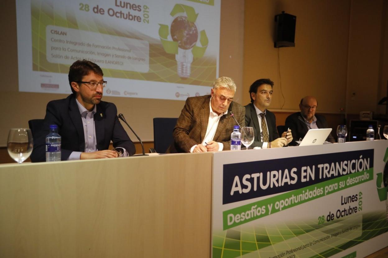 El consejero de Industria, Empleo y Promoción Económica, Enrique Fernández; el periodista Roberto Pato, que ejerció de moderador; el decano del Colegio de Graduados e Ingenieros de Minas, José Augusto Suárez; y Luis Ángel Colunga, vicesecretario general de Industriall Europe. 