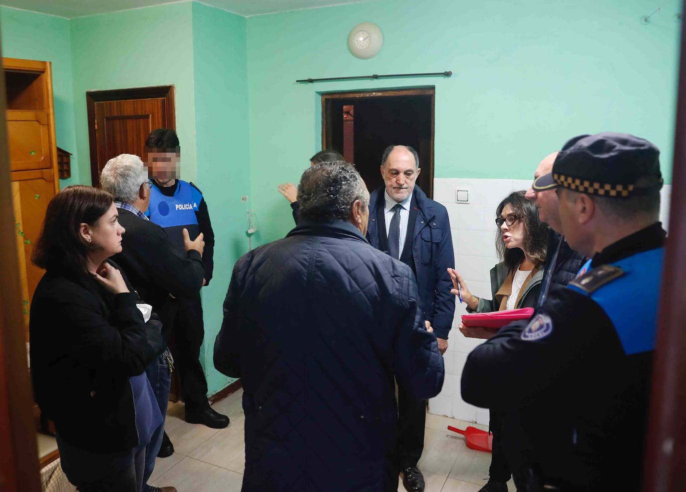 El propietario de una de la vivienda entregó las llaves a la comisión judicial sin oponer resistencia