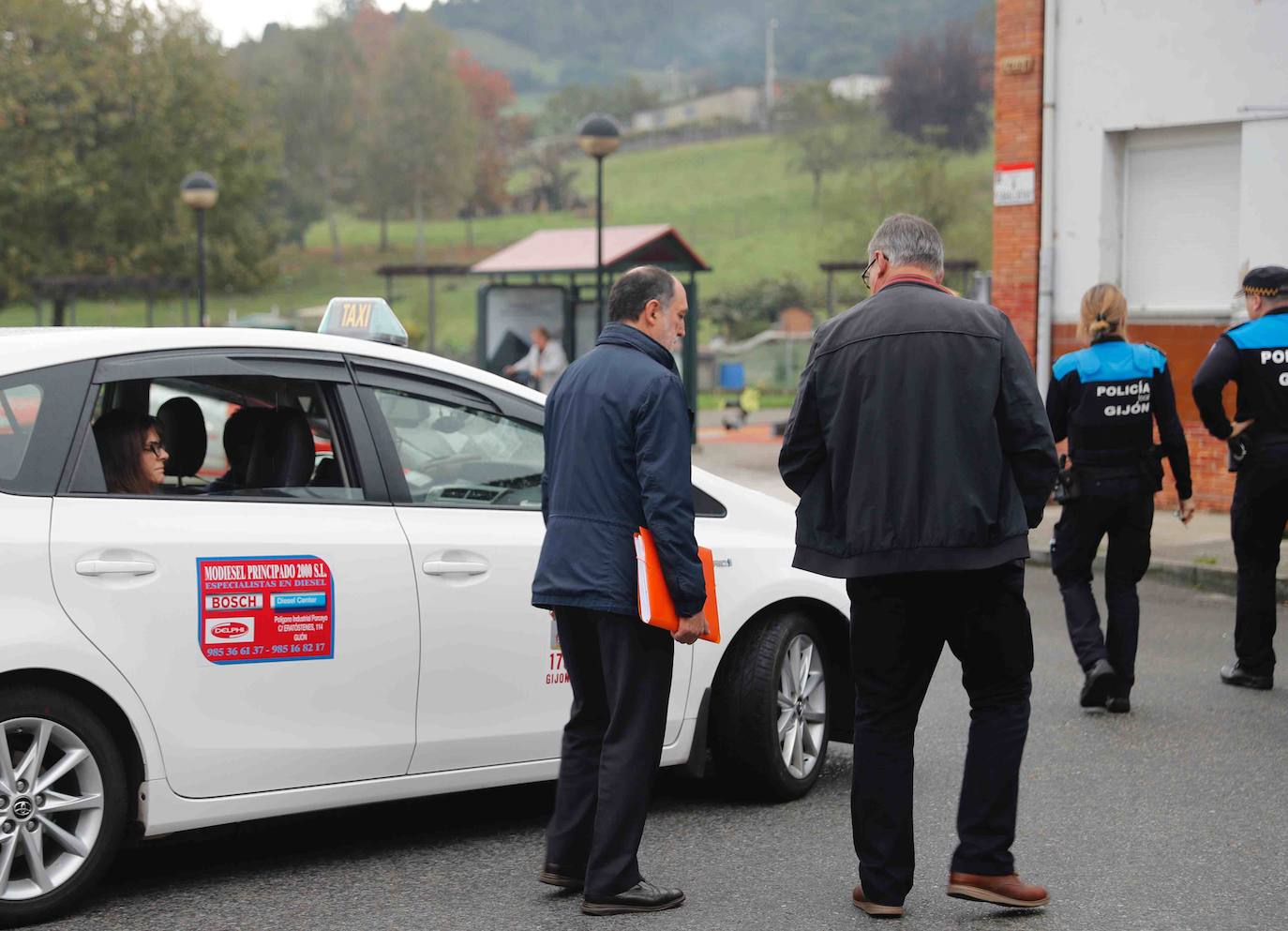 El propietario de una de la vivienda entregó las llaves a la comisión judicial sin oponer resistencia